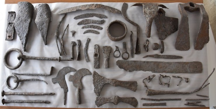 Zemědělec objevil perfektně zachovalé farmářské nástroje z 5. století